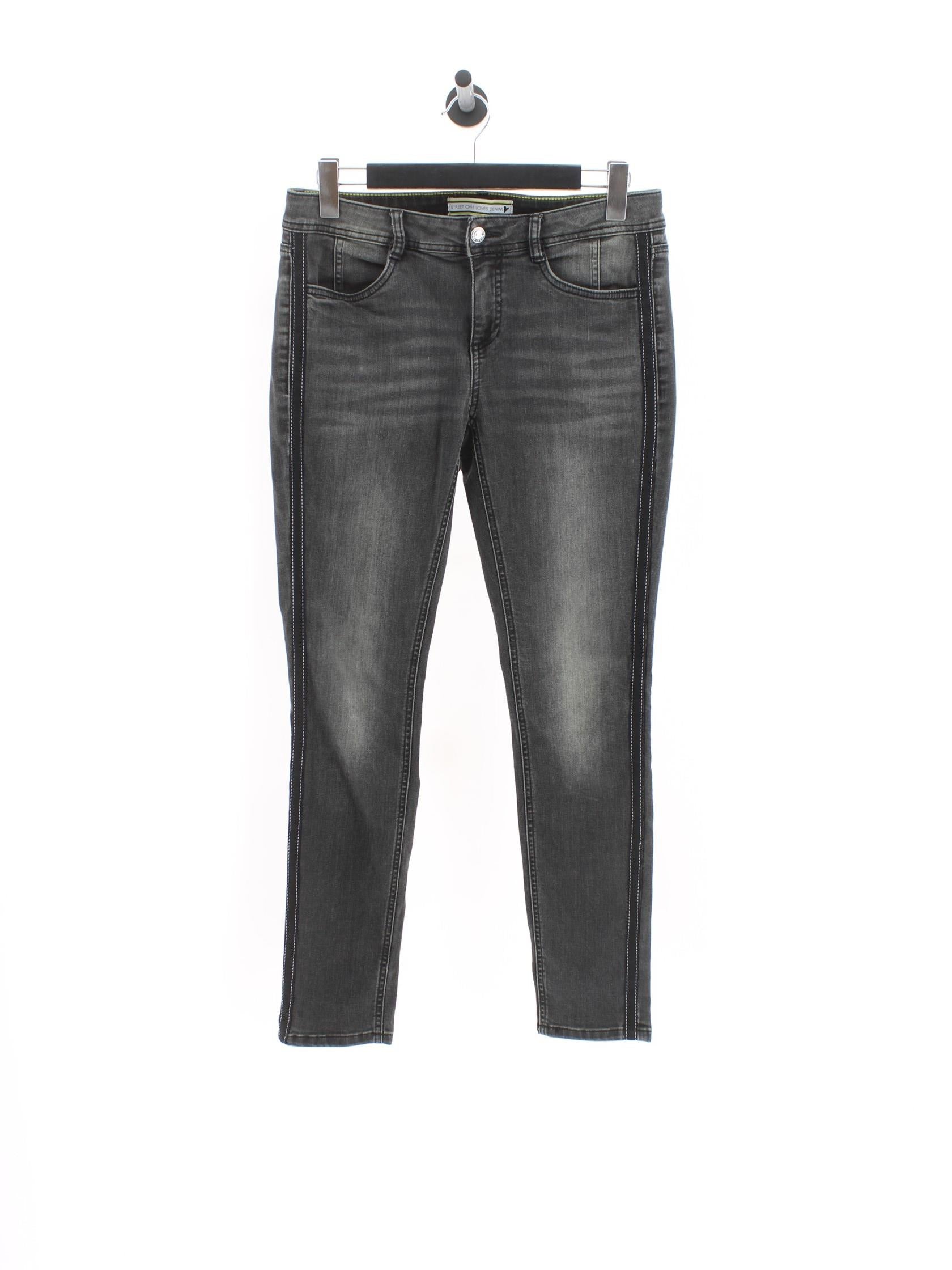 b8561e98a7c68339395a434913ddef36